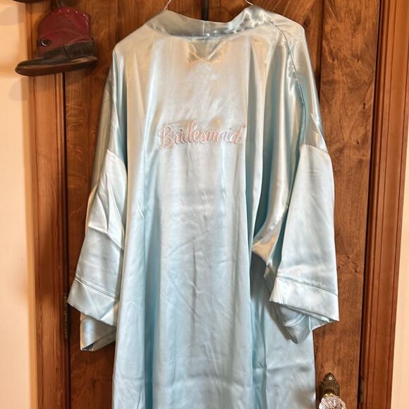 NWOT Bridesmaid robe - Picture 3 of 4